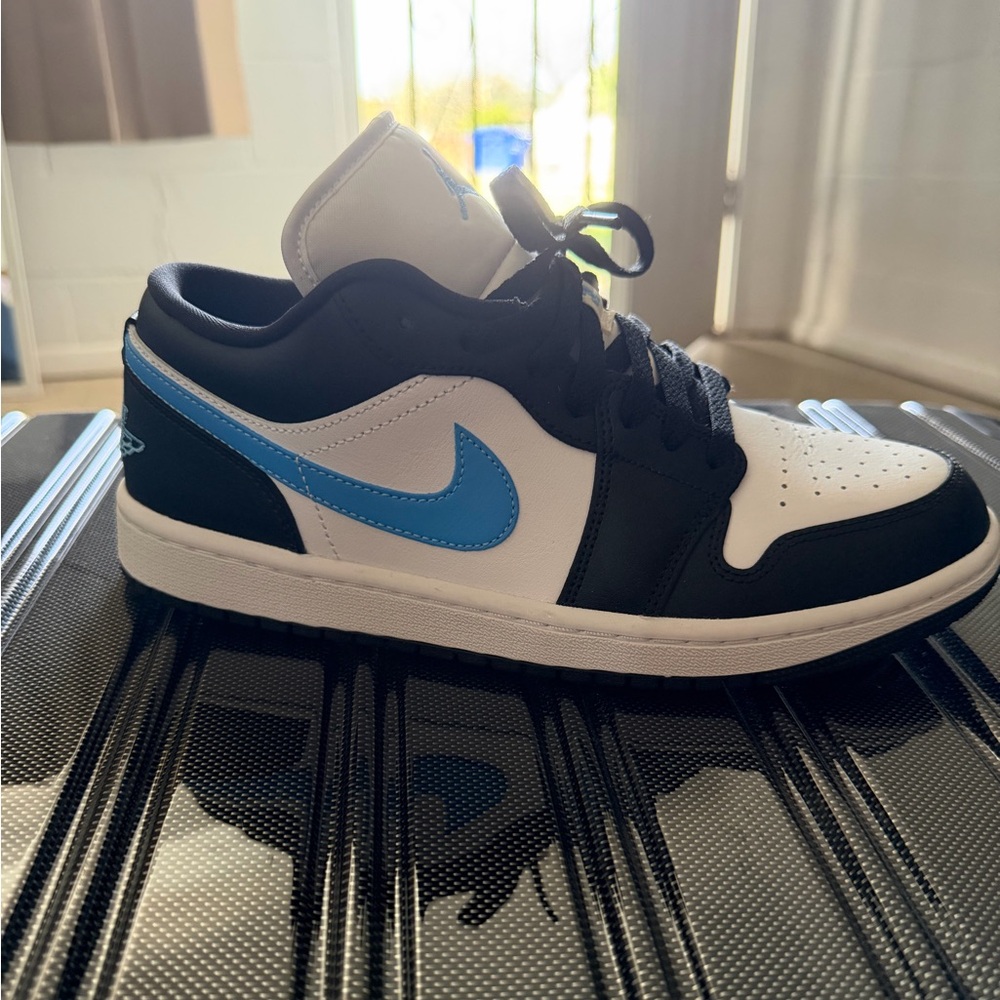 Jordan Low-Top Sneakers in White, Black & Light Blue - Picture 4 of 5